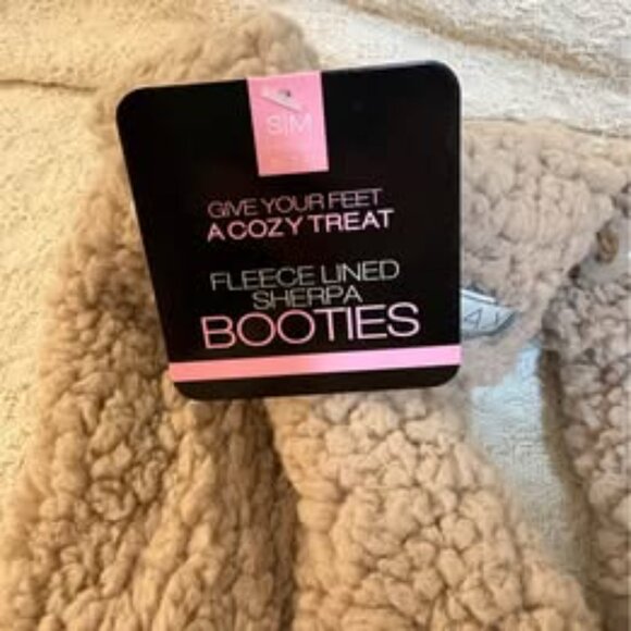 New Relax Women’s Fleece Sherpa Booties - Picture 5 of 6